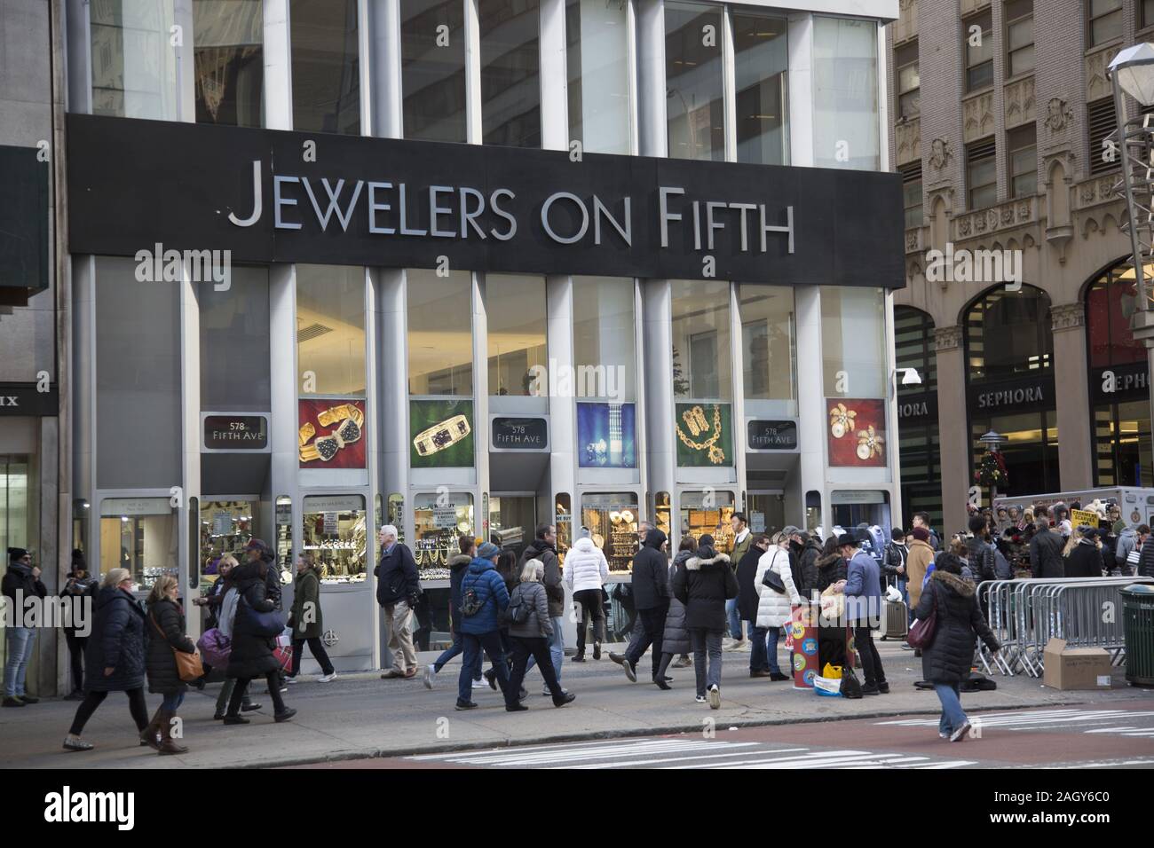 La foule des magasins "vendredi noir" de la 5ème Avenue de lancer la saison d'achats de vacances à Midtown Manhattan. Banque D'Images