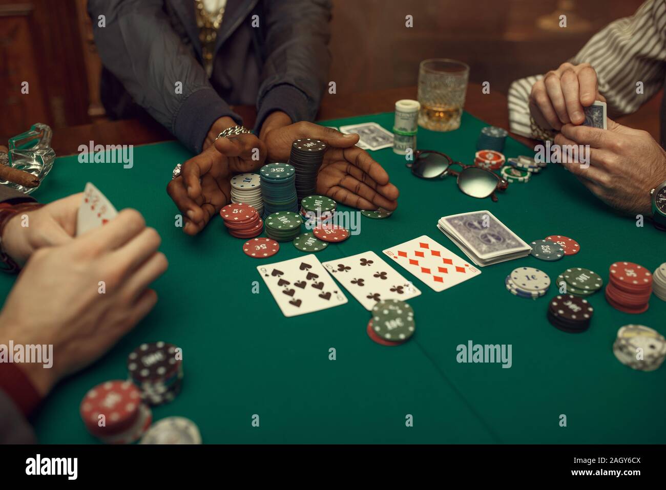 Les mains des joueurs de poker, table de jeu sur l'arrière-plan Banque D'Images