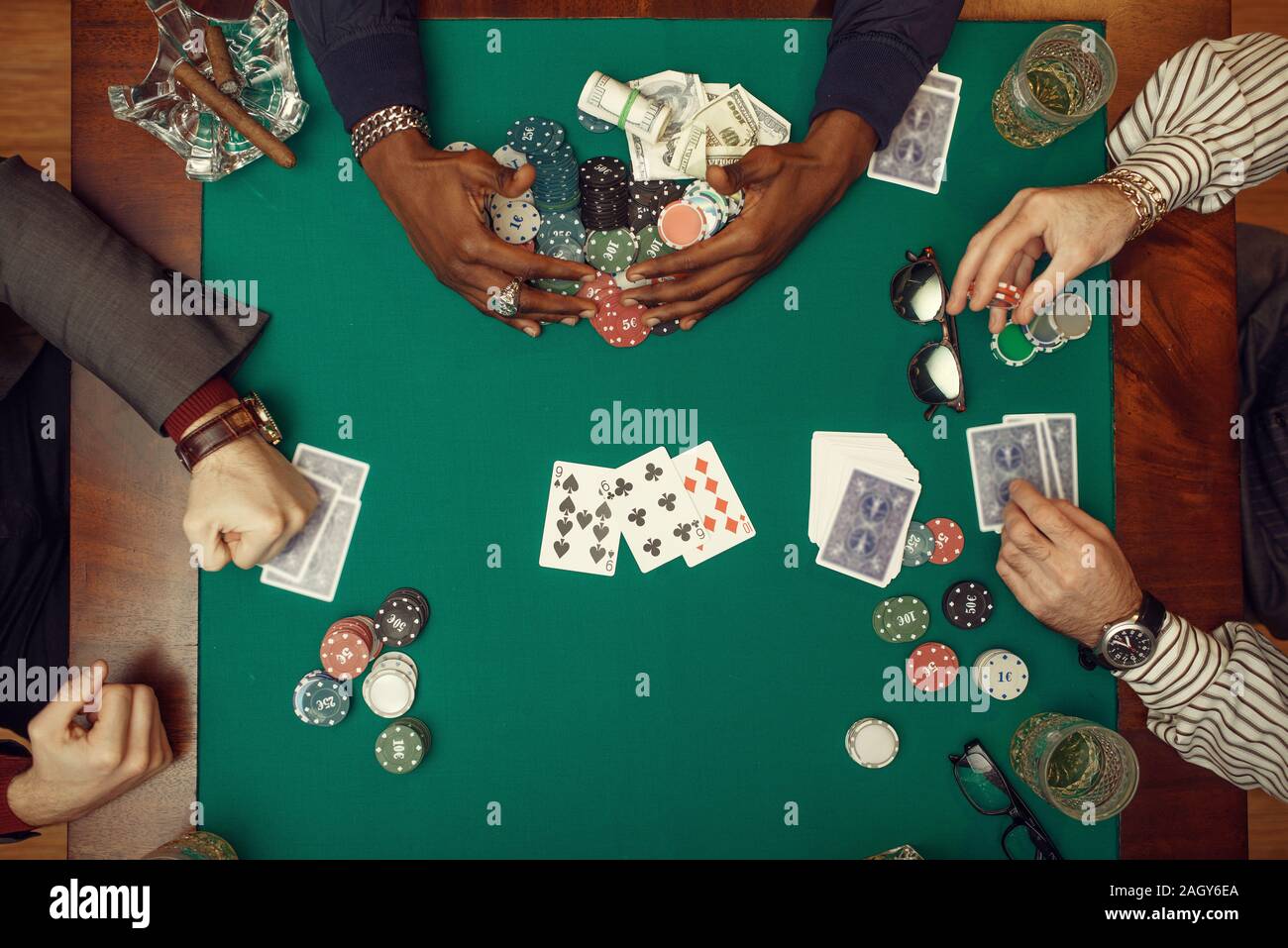 Les mains des joueurs de poker avec des cartes, vu de dessus Banque D'Images