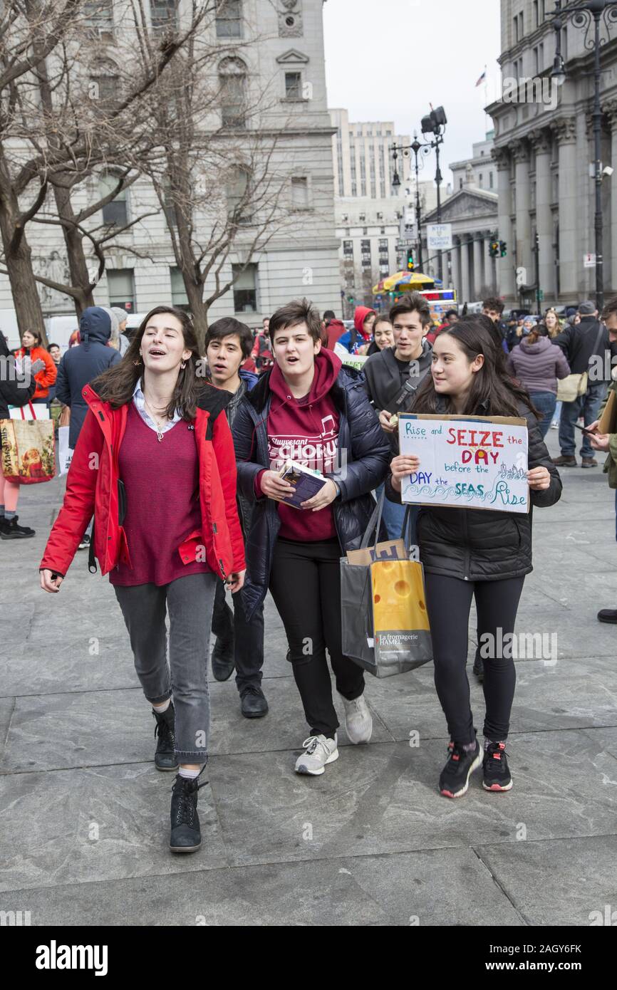 Les élèves de l'école et d'autres se réunissent à New York dans le cadre de l'avenir vendredi étudiant international les mouvement de grèves de dire à tous les niveaux de g Banque D'Images