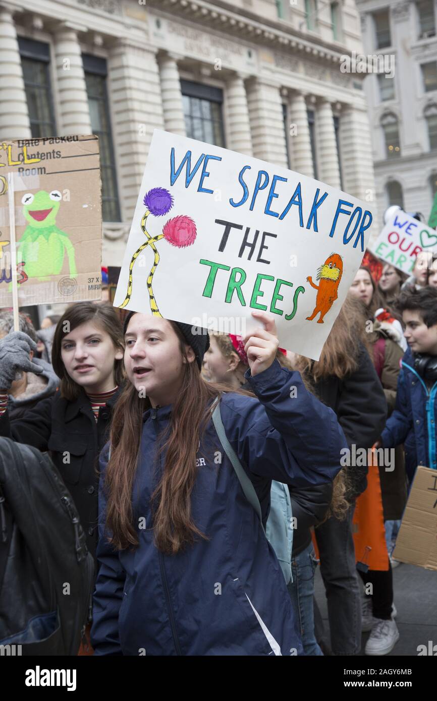 Les élèves de l'école et d'autres se réunissent à New York dans le cadre de l'avenir vendredi étudiant international les mouvement de grèves de dire à tous les niveaux de g Banque D'Images