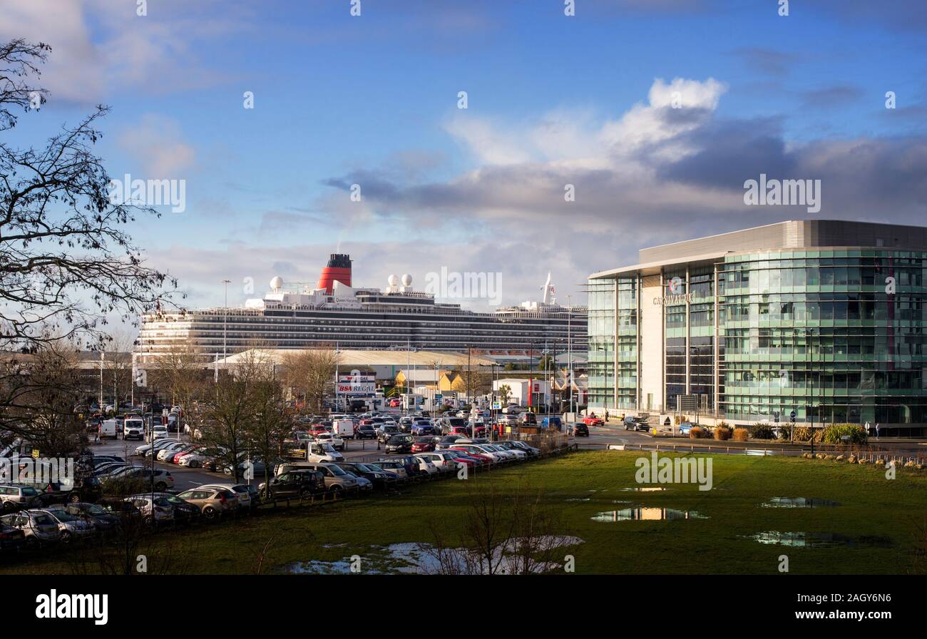 Le siège de Southampton Cruise Shipping Company Carnival UK, propriétaire de Cunard et P&O, avec bateau de croisière MS La reine Victoria en arrière-plan. Banque D'Images