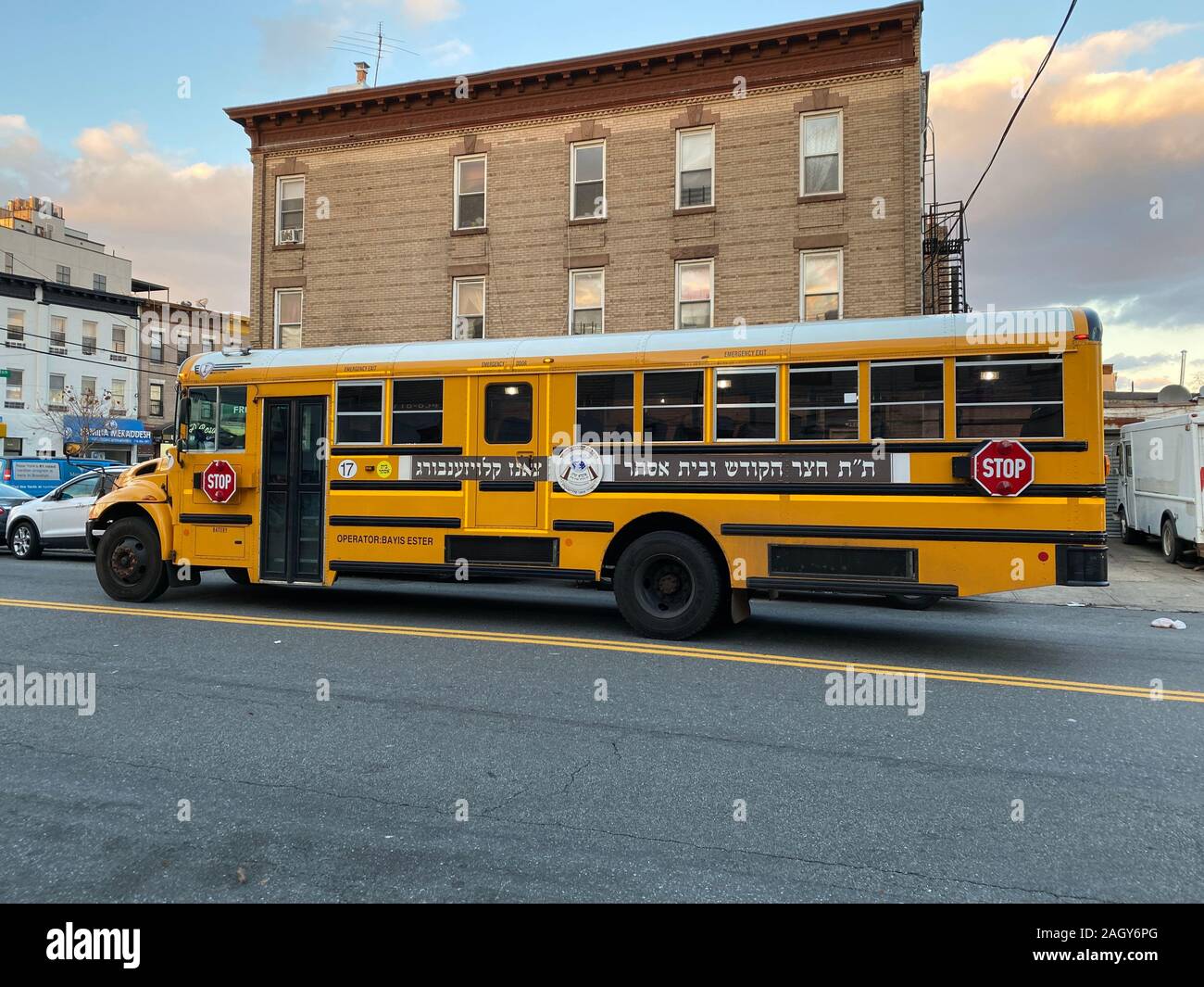 Lettrage hébreu sur une école privée orthodoxe bus scolaire à Borough Park, un quartier juif orthodoxe, à Brooklyn, New York. Banque D'Images