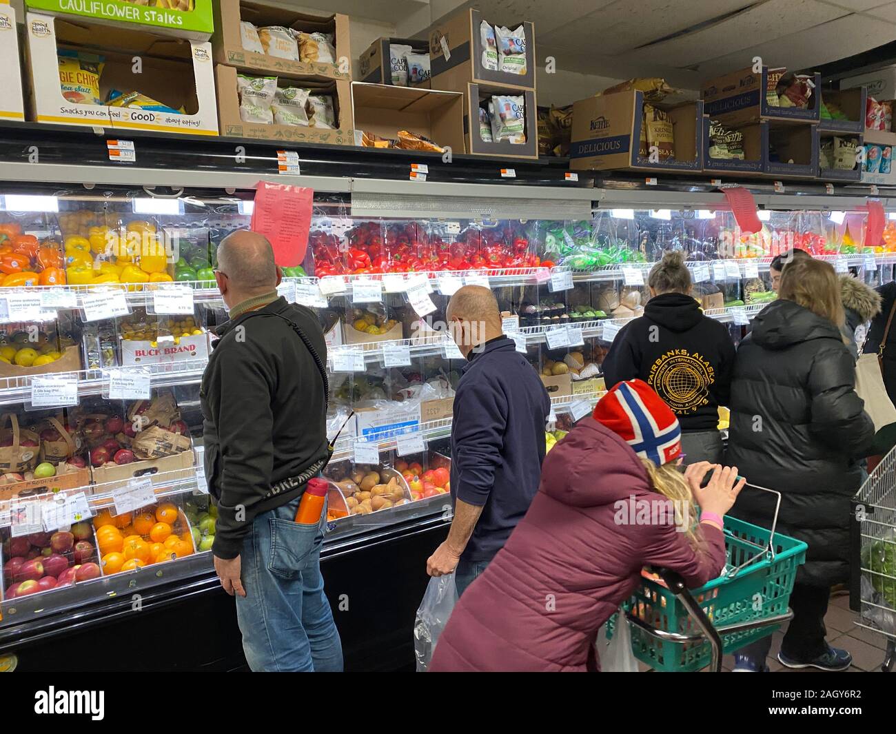 Membres shopping dans le toujours occupé principalement les fruits et légumes frais biologiques isles à la Park Slope Food Coop dans Brooklyn, NY qui compte plus de 16000 membres. Banque D'Images Membres shopping dans le toujours occupé principalement les fruits et légumes frais biologiques isles à la Park Slope Food Coop dans Brooklyn, NY qui compte plus de 16000 membres. Banque D'Images