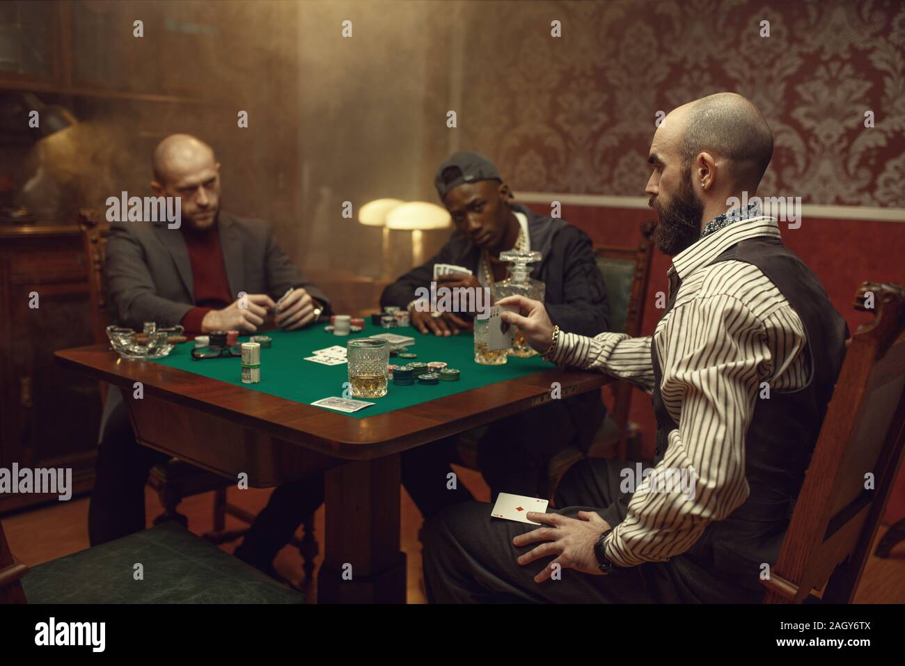 La tricherie au poker joueur masculin Banque D'Images
