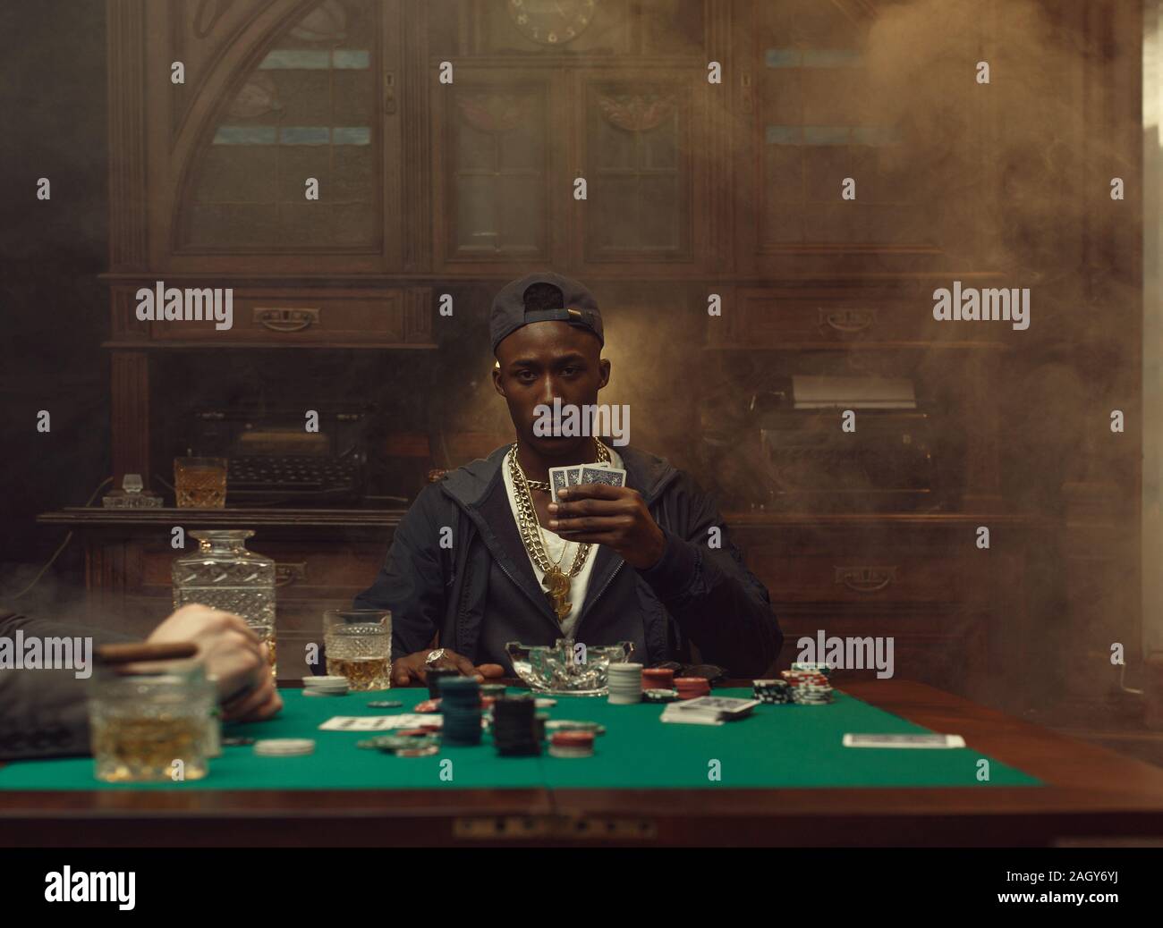 Joueur de poker joue au poker Banque D'Images