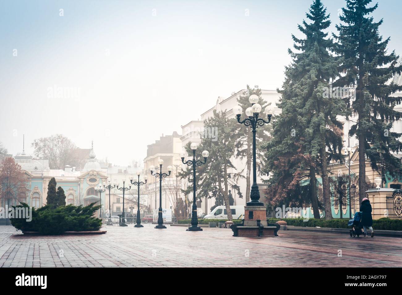 Allée du parc avec des lumières de rue en face de la palais Mariinsky et la Verkhovna Rada, le Conseil suprême de l'Ukraine à Kiev Banque D'Images