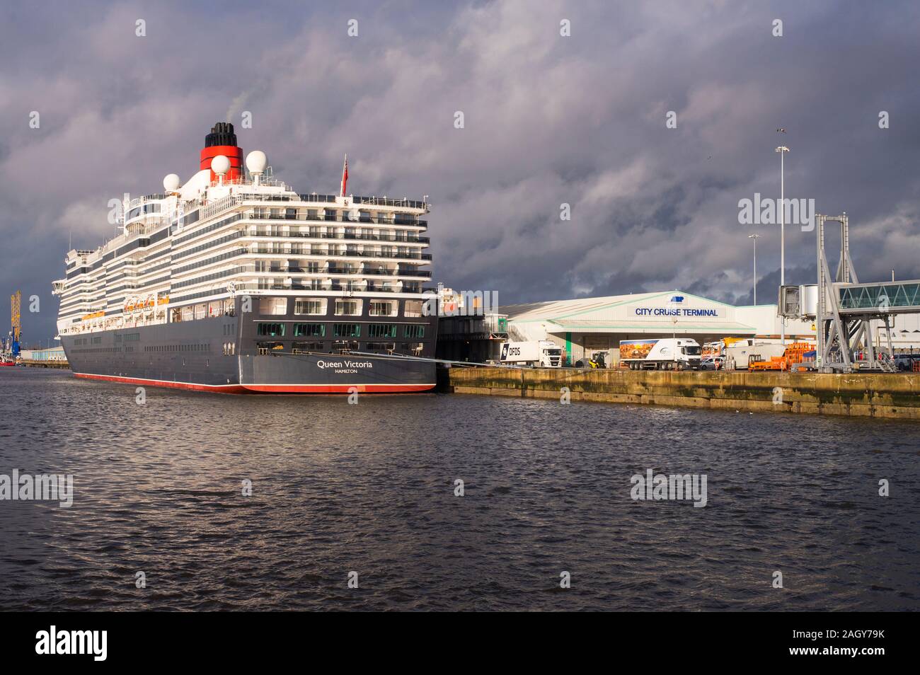 Le navire de croisière Cunard Queen Victoria MS et le terminal de croisière de la ville de Southampton Docks de l'Ouest Banque D'Images