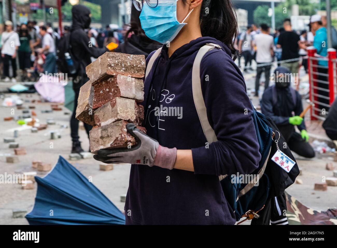 Novembre 2019 - HongKong, manifestant : route de blocage avec des pierres en briques au cours de la HongKong 2019 protestations, une série de manifestations à Hong Kong Banque D'Images