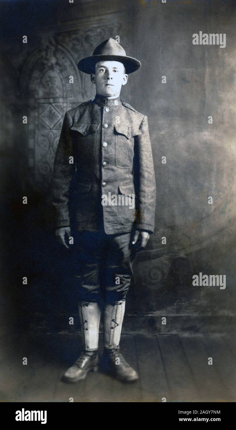 Corps pleine longueur photographie d'un soldat américain dans son uniforme de la Première Guerre mondiale 1, vers 1917. Banque D'Images