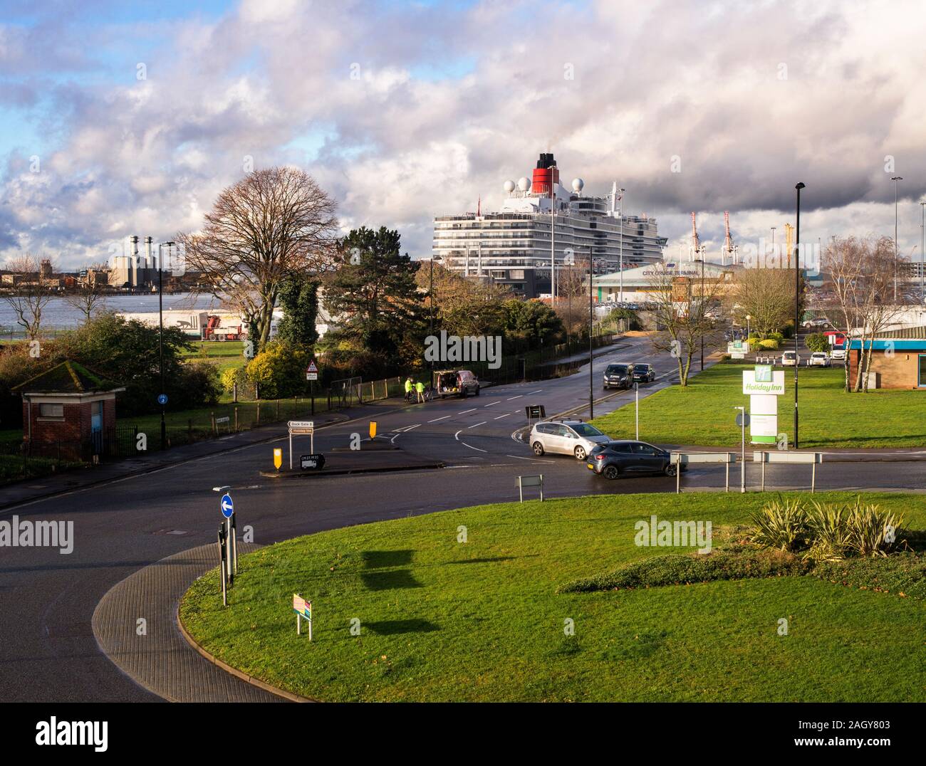 Le navire de croisière Cunard Queen Victoria MS aux côtés du Terminal de croisière de la ville de Southampton Docks de l'Ouest Banque D'Images