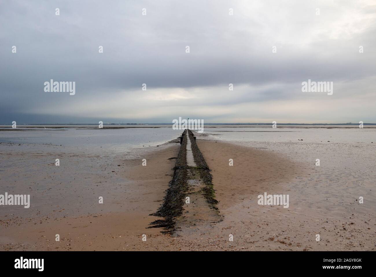 Causeway sortir dans la mer à Westcliff, près de Southend-on-Sea, Essex, Angleterre Banque D'Images