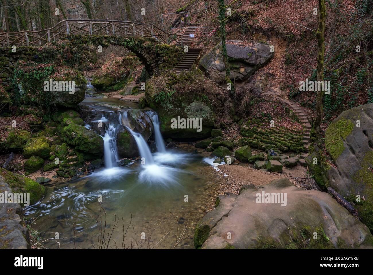 Le Schiessentümpel est une petite chute d'eau pittoresque et sur la rivière Ernz Noire. Mullerthal - la Petite Suisse Luxembourgeoise. Banque D'Images