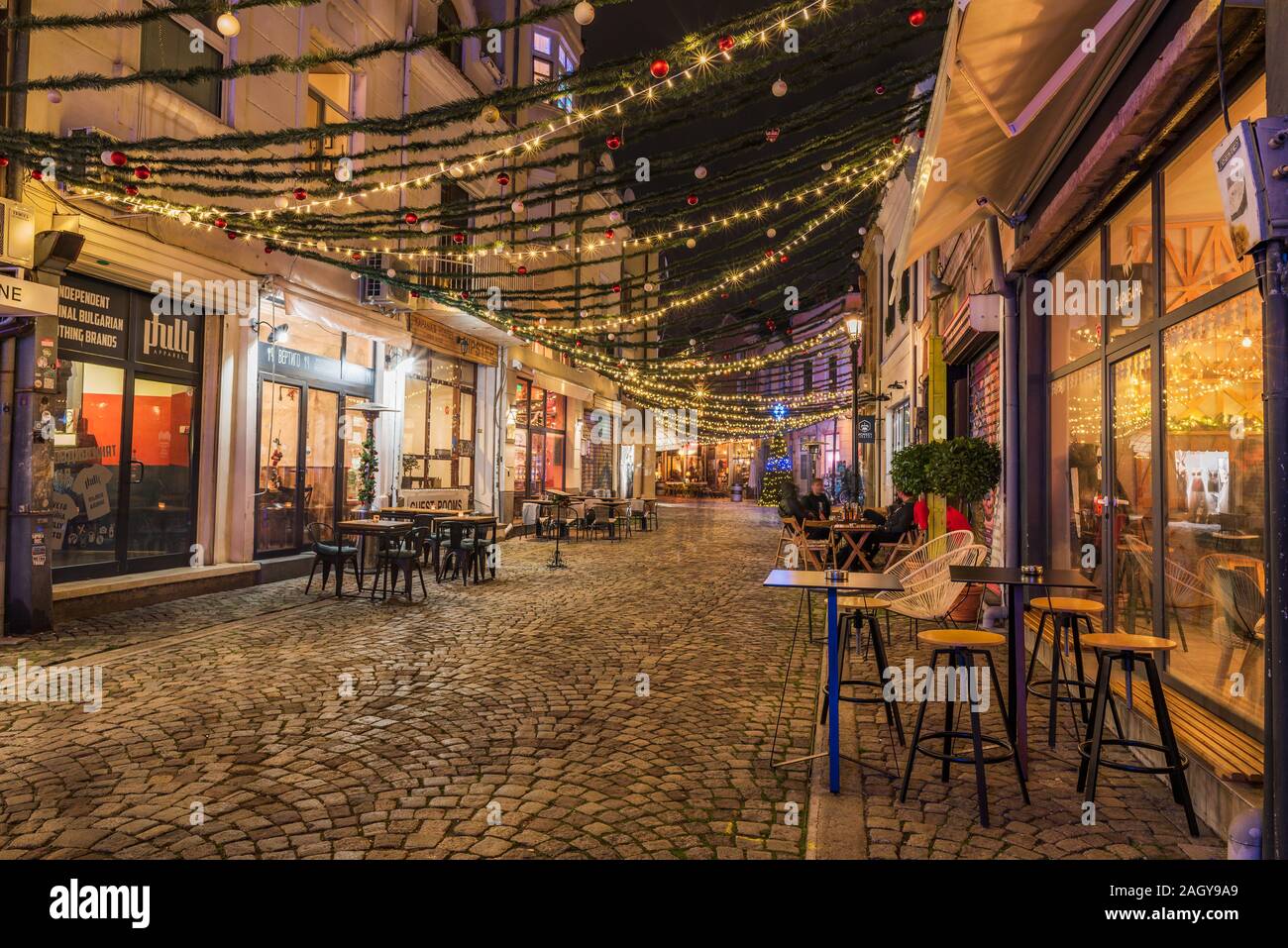 Rue et maisons avec décoration de Noël dans la nuit dans le district de Kapana, Plovdiv, Bulgarie Ville Banque D'Images