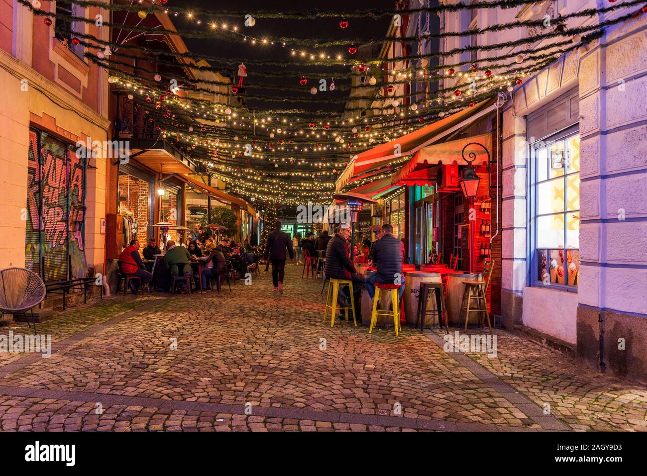 Rue et maisons avec décoration de Noël dans la nuit dans le district de Kapana, Plovdiv, Bulgarie Ville Banque D'Images