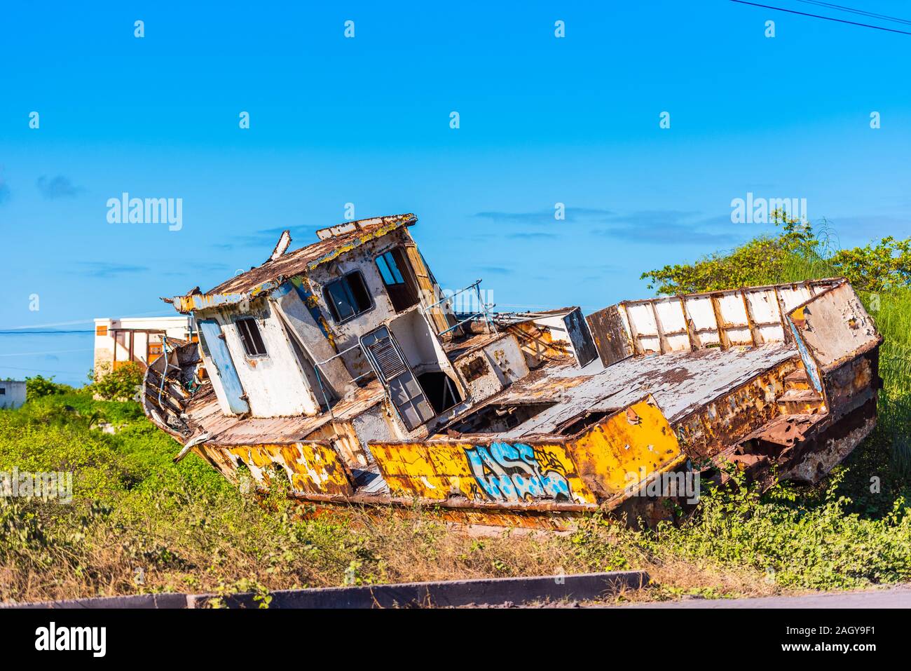 Rusty, vieux bateau est situé sur la rive, l'île des Galapagos, Isla Isabela. L'espace de copie pour le texte Banque D'Images