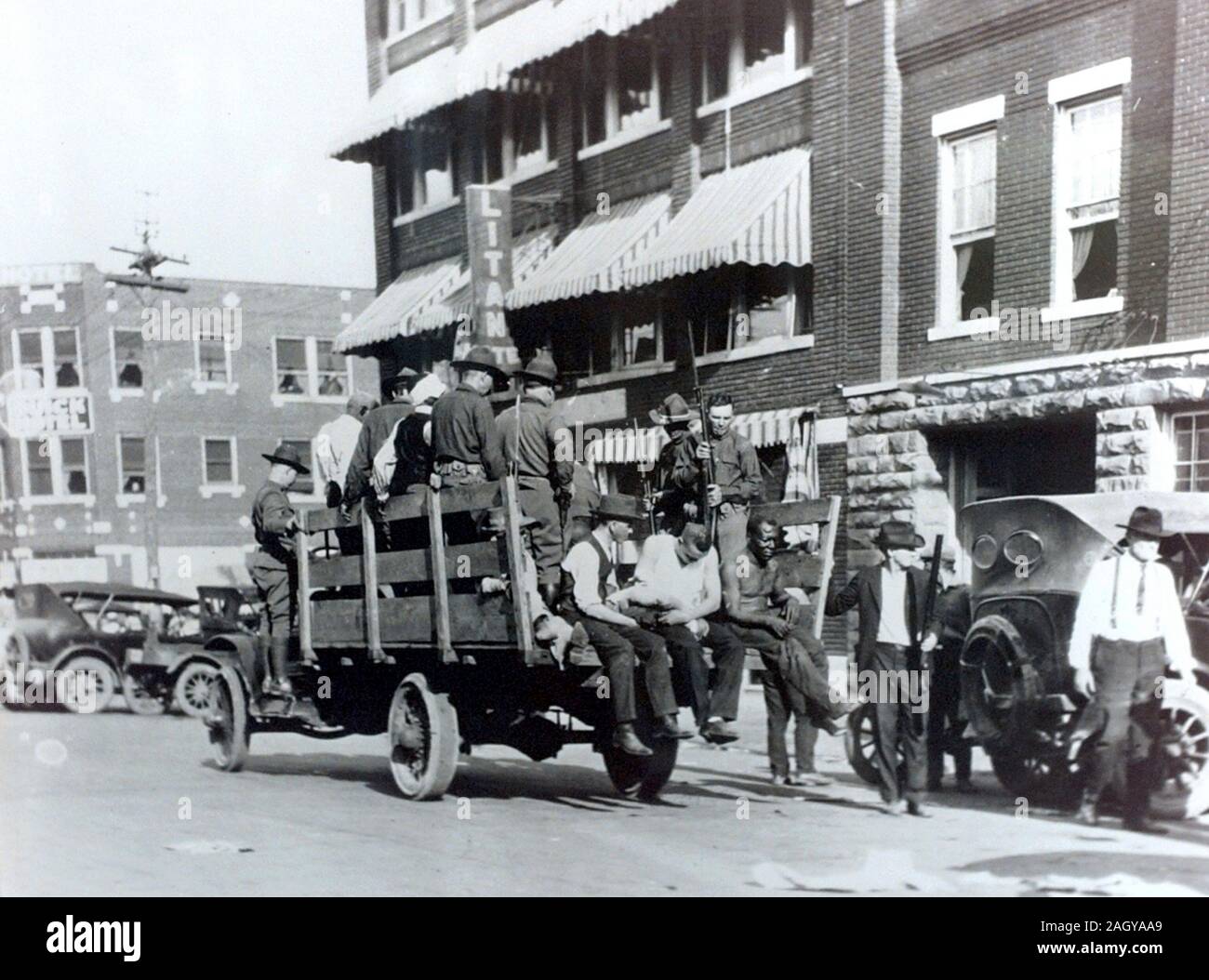 Garde nationale et blessés au cours d'émeutes raciales, Tulsa 1921 blessés qui sont prises pour l'Brady theatre. Banque D'Images