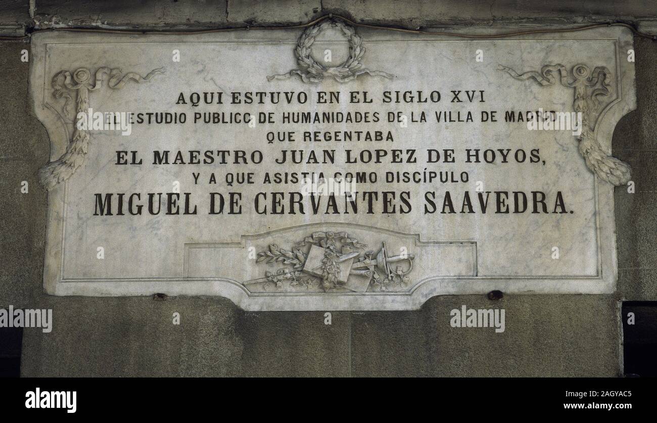 Plaque signalétique de l'étude des sciences humaines à Madrid, dirigée par le professeur Juan Lopez de Hoyos (où Miguel de Cervantes Saavedra (1547-1616) a étudié à titre de disciple). Madrid, Espagne. Banque D'Images