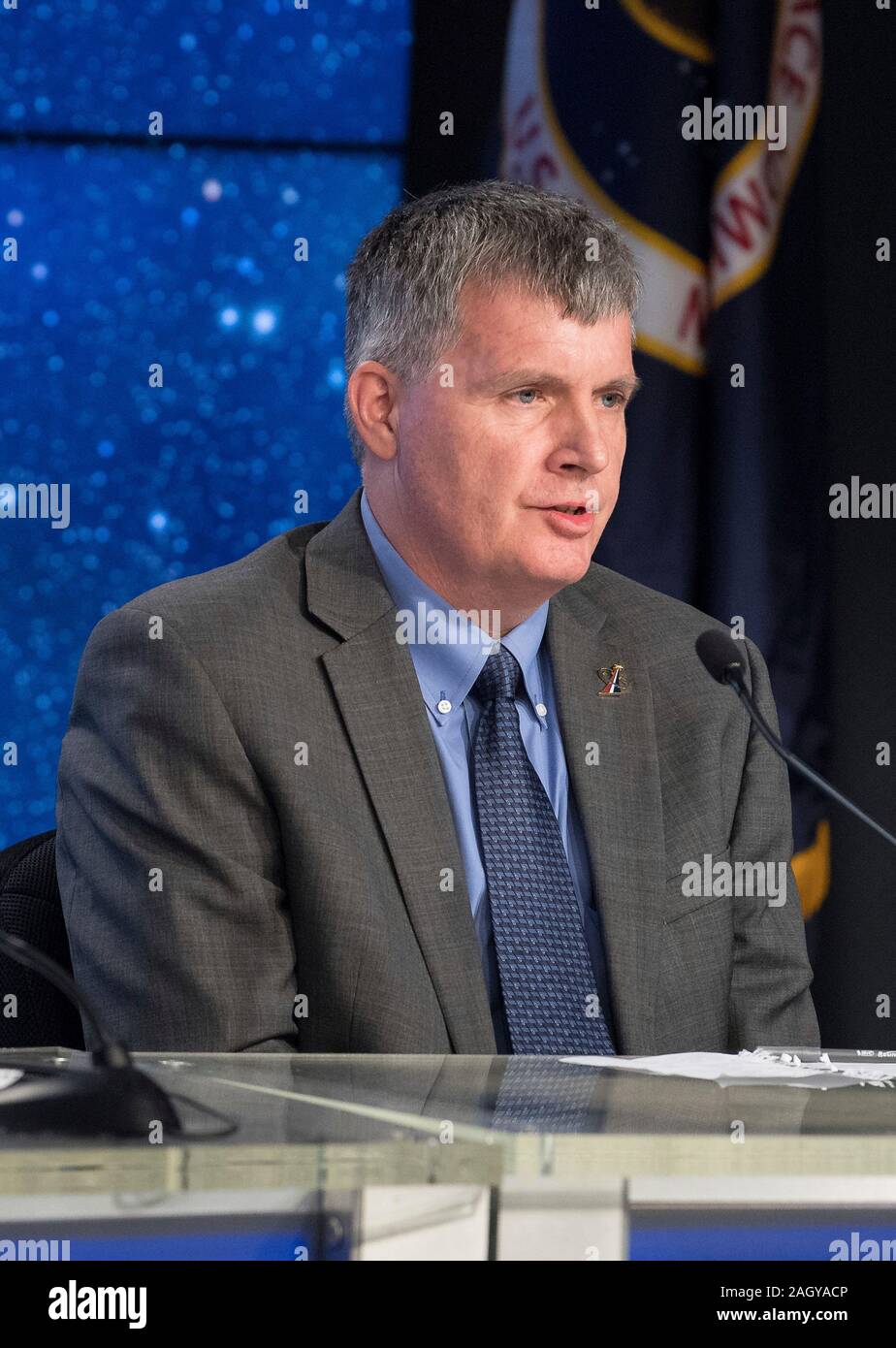 Steve Stich, Directeur adjoint de l'équipe commerciale de la NASA, au cours d'une conférence de presse à la suite du lancement du vaisseau spatial à bord d'un Boeing Starliner United Alliance Lancement fusée Atlas V au Centre spatial Kennedy le 20 décembre 2019 à Cape Canaveral, en Floride. La première mission avait un décollage impeccable mais lorsque dans une orbite non planifiée à défaut d'atteindre la Station spatiale internationale. Banque D'Images