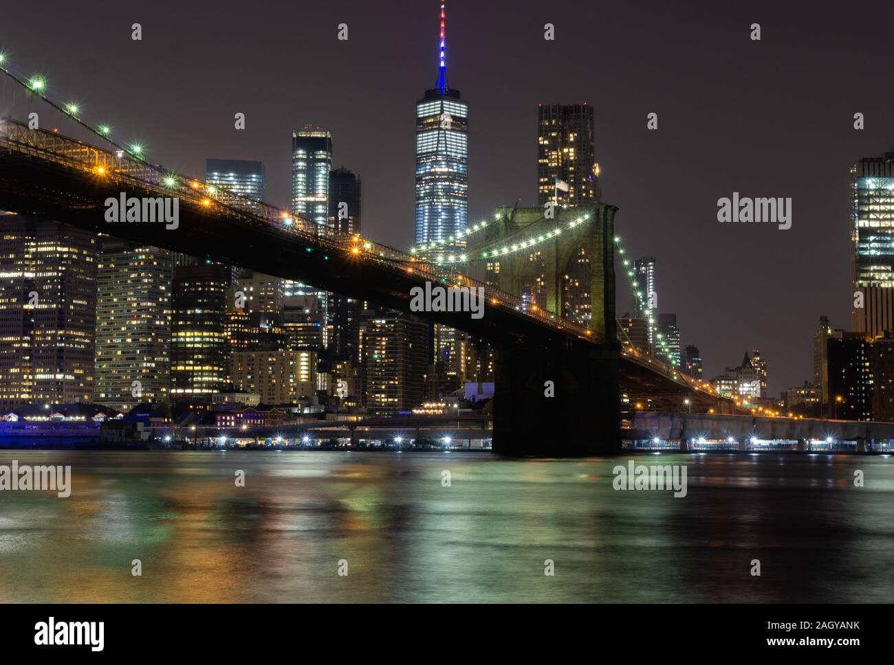 Exposition longue durée de la ville de New York Pont de Brooklyn de nuit vue de Brooklyn Bridge park Banque D'Images