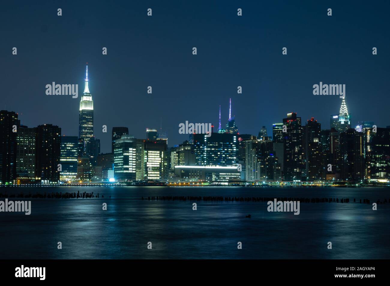 Exposition longue durée de la ville de New York Midtown Manhattan skyline at night vu du parc de l'émetteur Banque D'Images