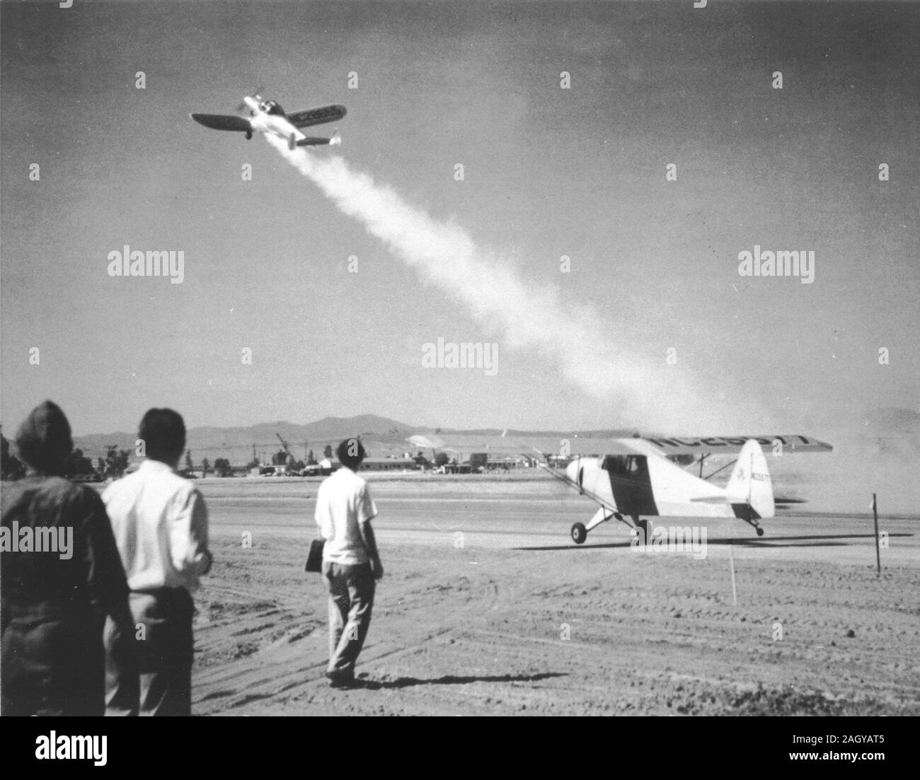 Décollage d'America's first 'Rocket' assistée à l'avion, un Ercoupé équipé d'un propulseur solide développé GALCIT poussée de 28 livres JATO (Jet de force de rappel assisté) Banque D'Images