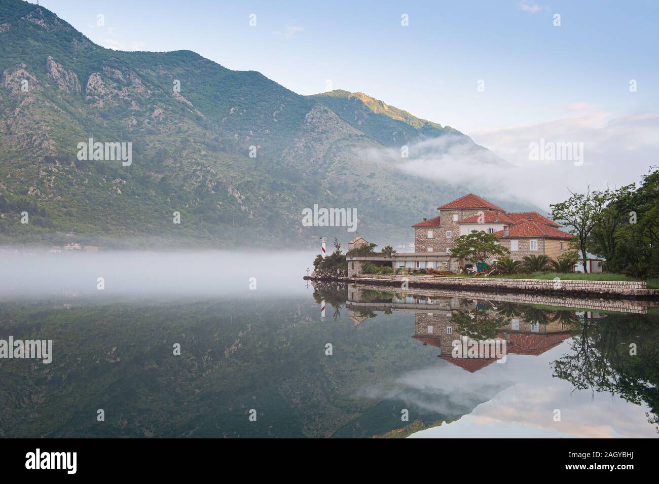 Une vue de l'église Saint Elie, dans la baie de Kotor dans le village de Dobrota vers les montagnes, Prcanj Monténégro. Banque D'Images