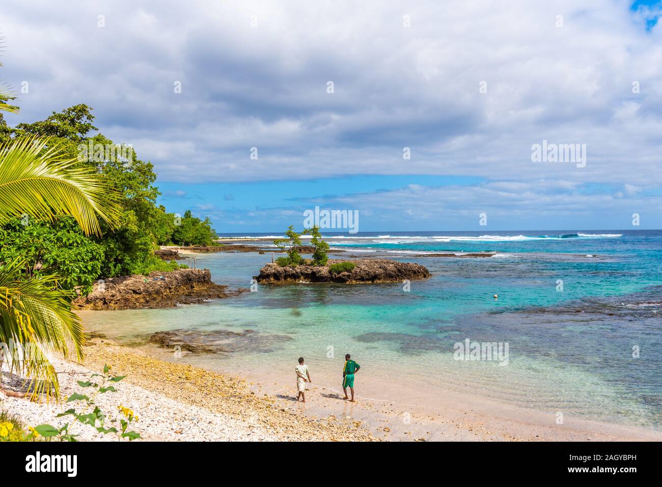 Couple en train de marcher sur une plage de sable fin, l'île de Tanna, Vanuatu Banque D'Images