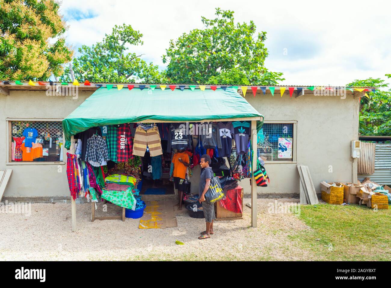 L'île de Tanna, VANUATU - Juillet 22, 2019 : Magasin de vêtements sur une rue de la ville Banque D'Images
