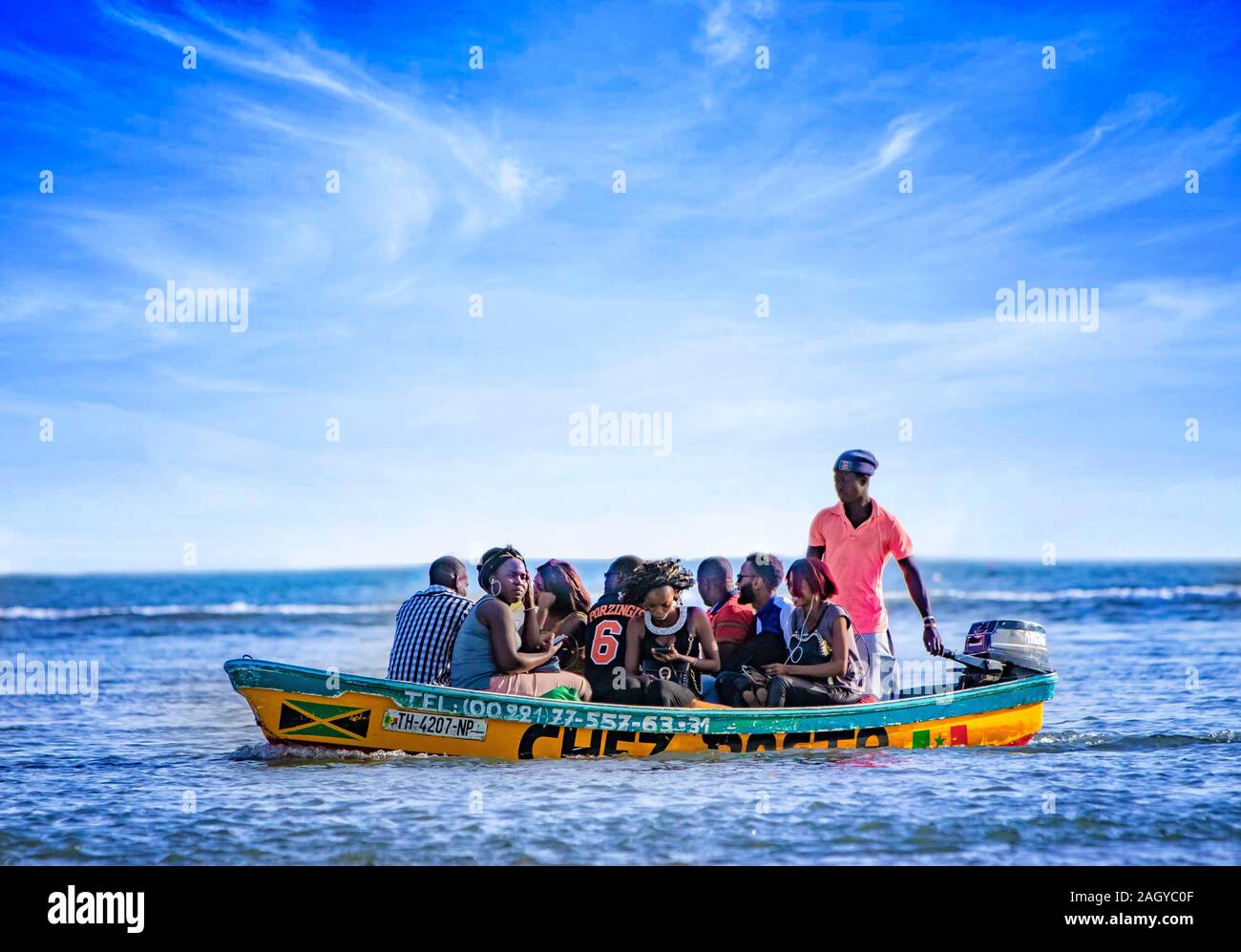 Lagune de Somone, Sénégal, Afrique - 23 Avril 2019 : un guide sénégalais porte les touristes sur un bateau en bois dans un sanctuaire d'oiseaux. C'est une lagune de la mer. Banque D'Images