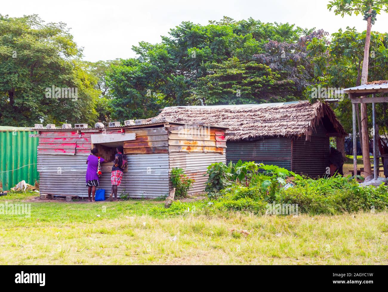 L'île de Tanna, VANUATU - Juillet 22, 2019 : Les gens se tenir près d'un village store Banque D'Images