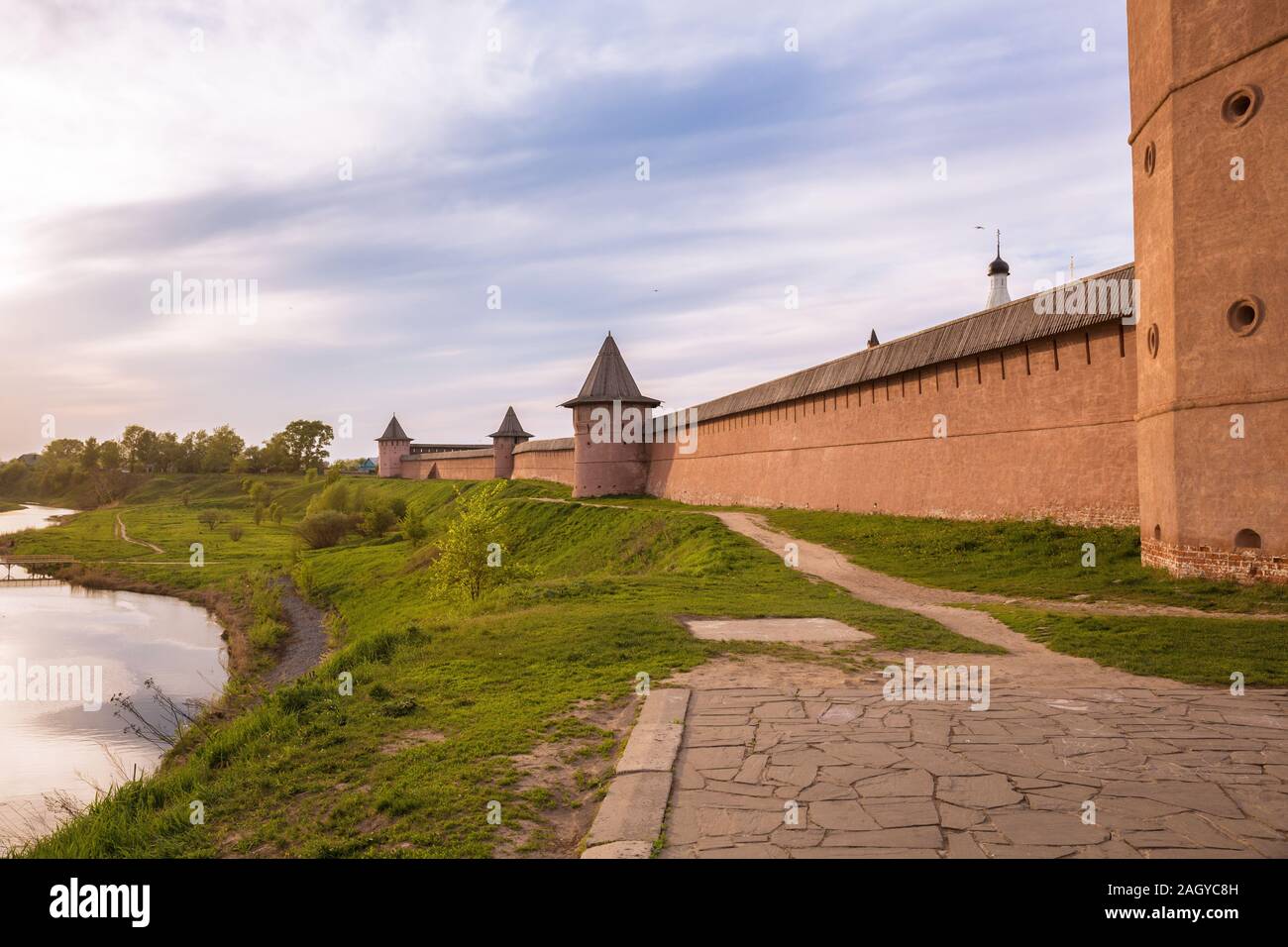 Mur de forteresse avec des tours d'Euthymius monastère sur les rives de la rivière Kamenka sur soirée d'été. Suzdal, anneau d'Or Banque D'Images