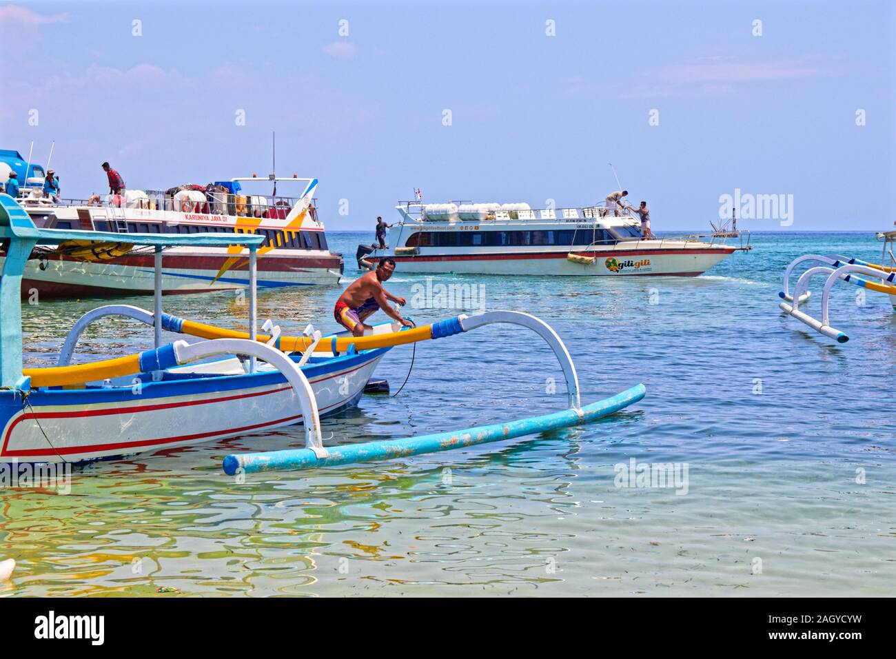 Sur son bateau de pêcheur à Bali beach Banque D'Images