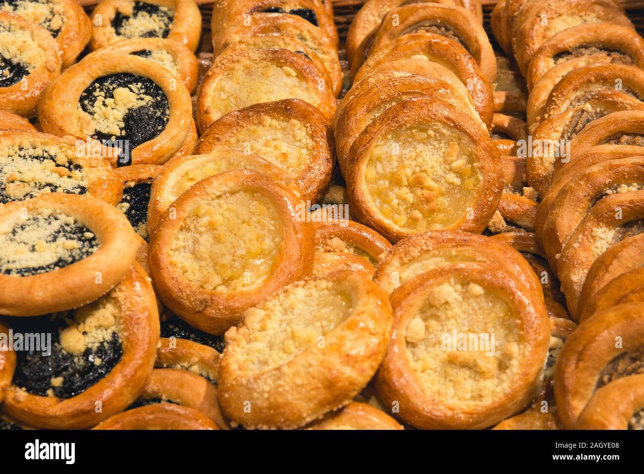 Morave traditionnelle confiture de prunes, les tartes avec remplissage caillé et crumble, châssis rempli de la texture, de boulangerie. Banque D'Images