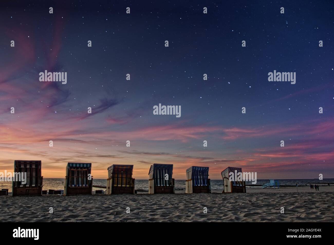 Soleil Ligne de sièges sur la plage Baltique quand le jour et nuit des étoiles apparaissent Banque D'Images
