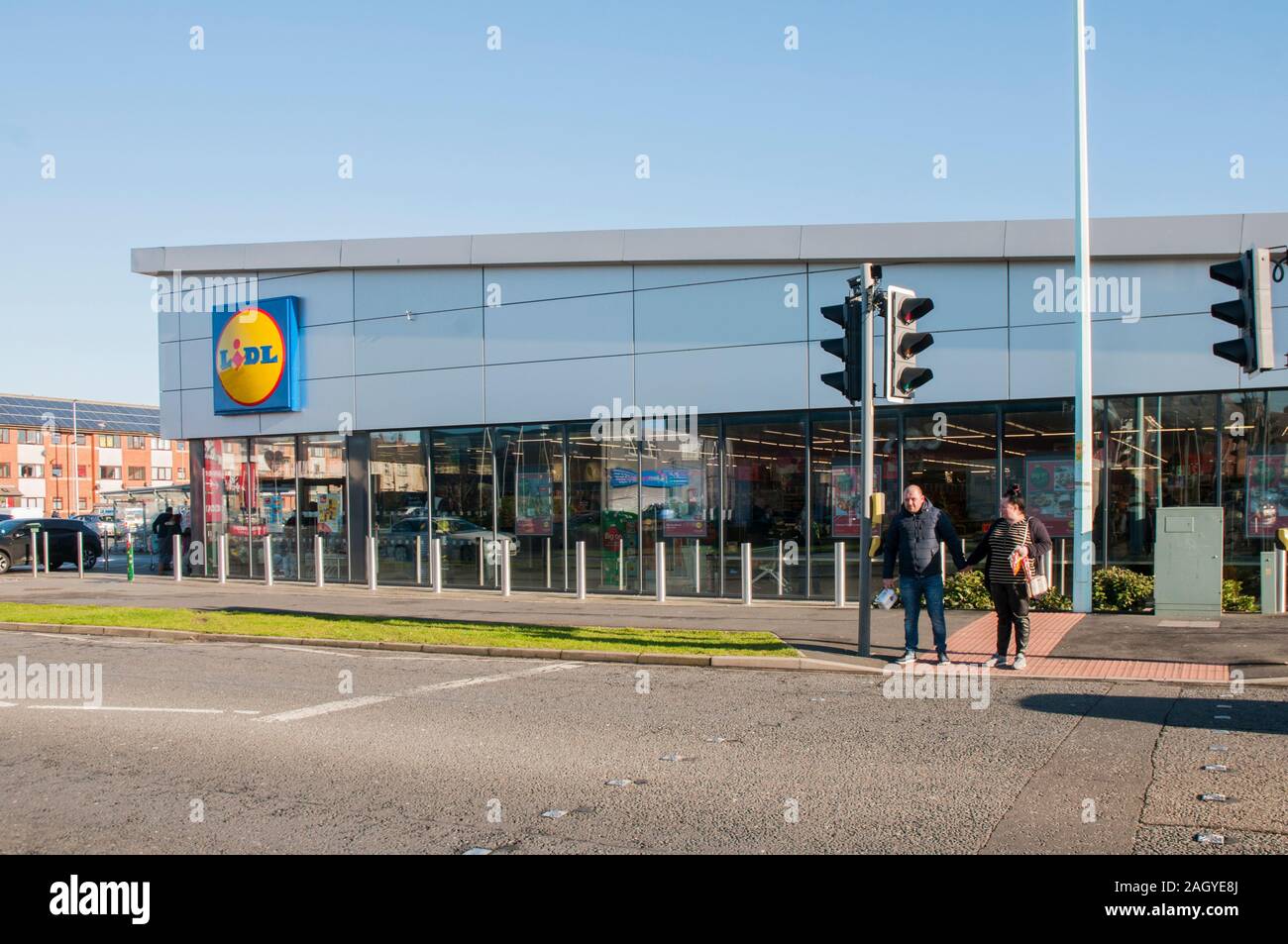 Magasin Lidl nouvellement construit dans cuttring Blackpool vente des éléments tels que les boissons, la nourriture etc. Shopping couple au croisement macareux à wailting cross road. Banque D'Images