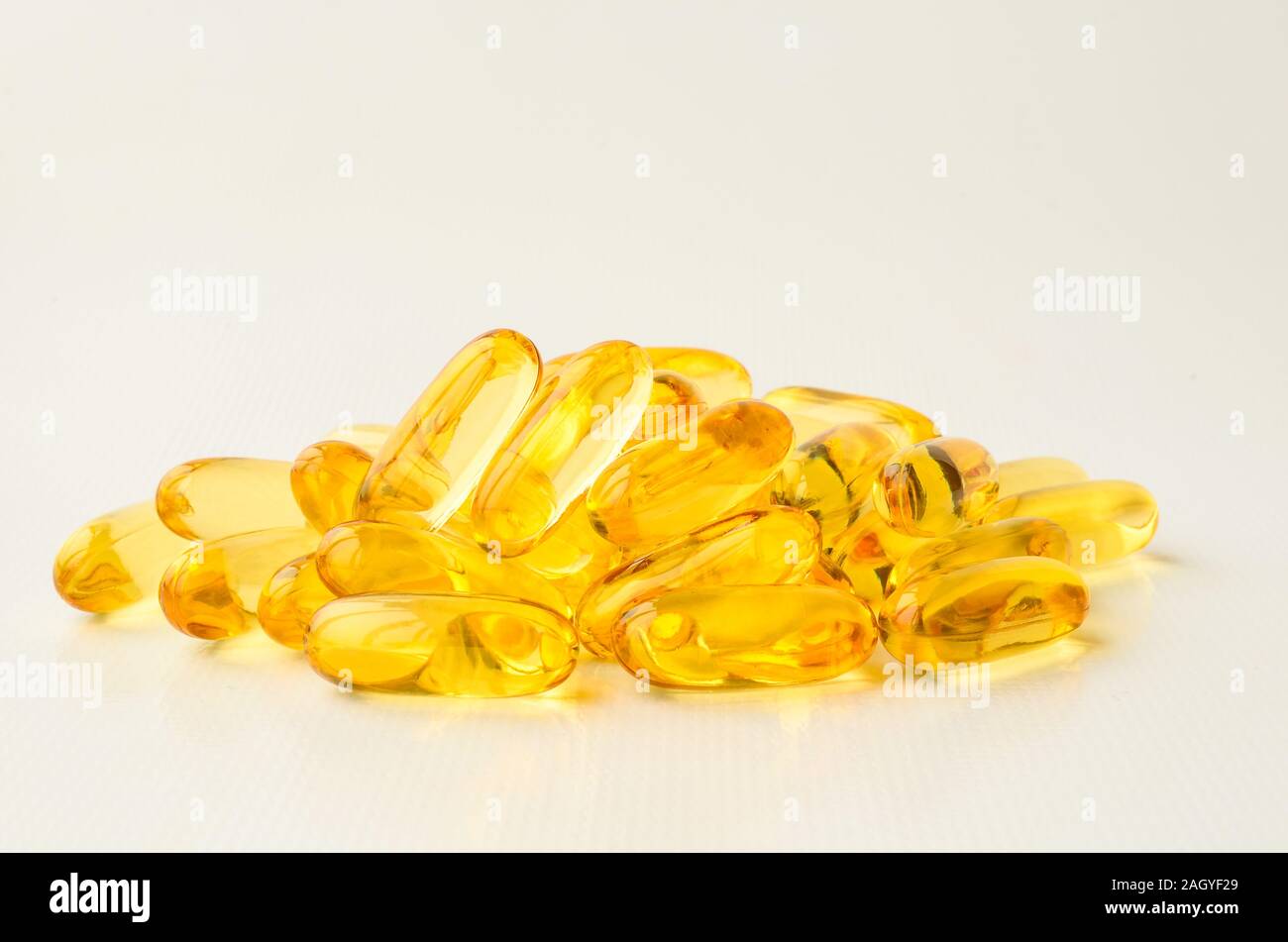 L'huile de foie de morue capsules omega 3 gel isolé sur fond blanc Banque D'Images