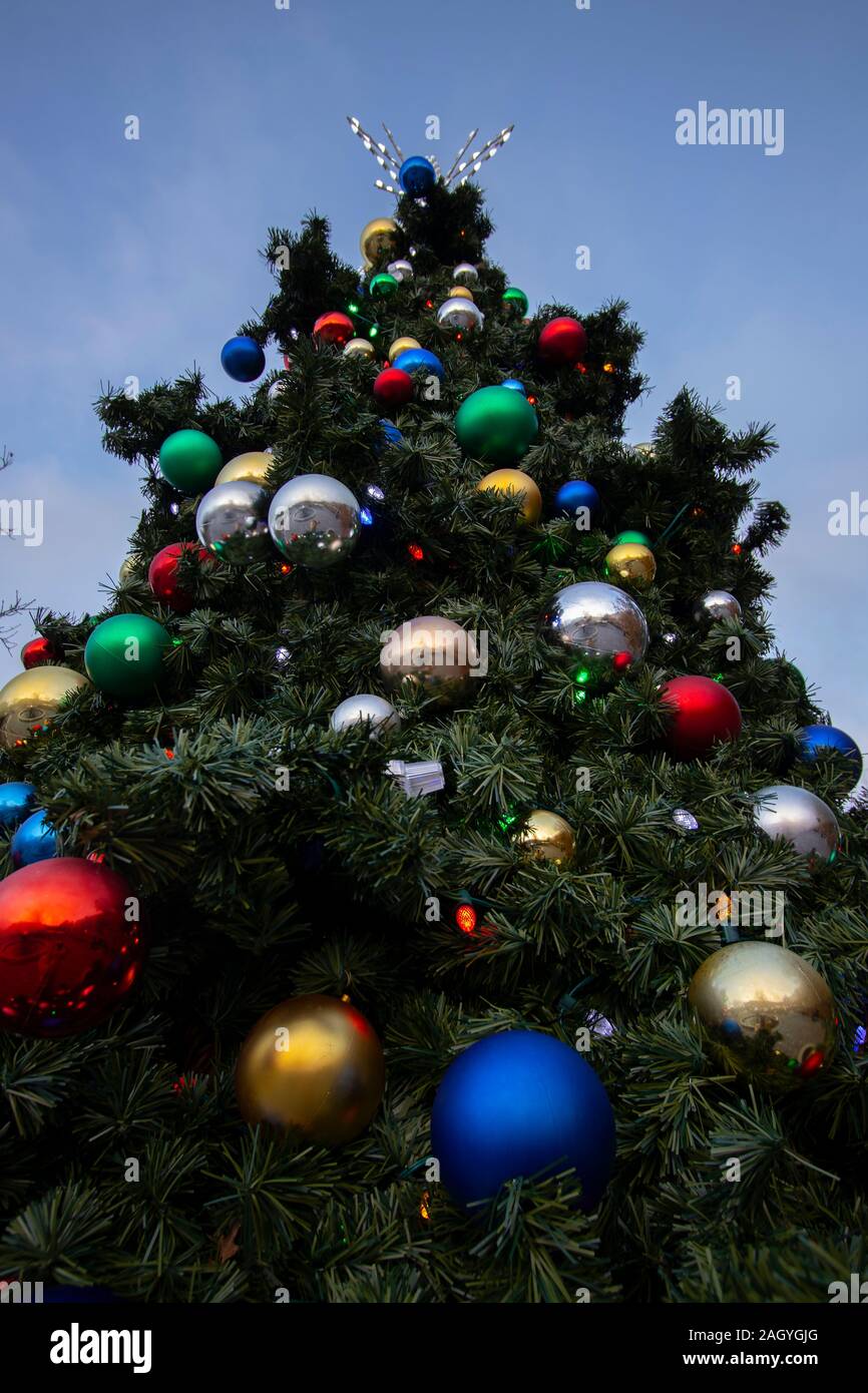 Arbre de Noël avec des lumières et ornements colorés. Banque D'Images