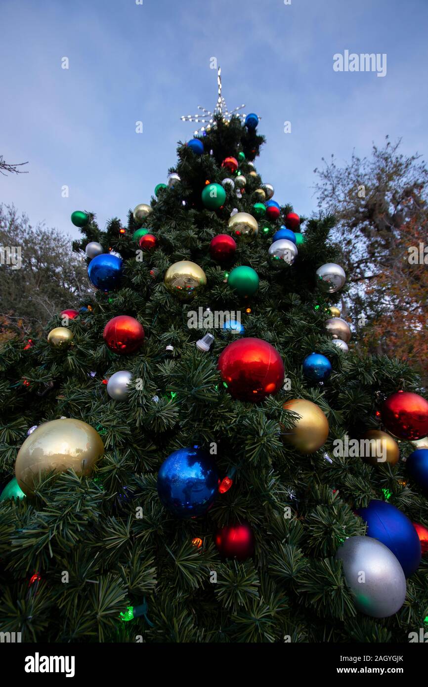 Arbre de Noël avec des lumières et ornements colorés. Banque D'Images