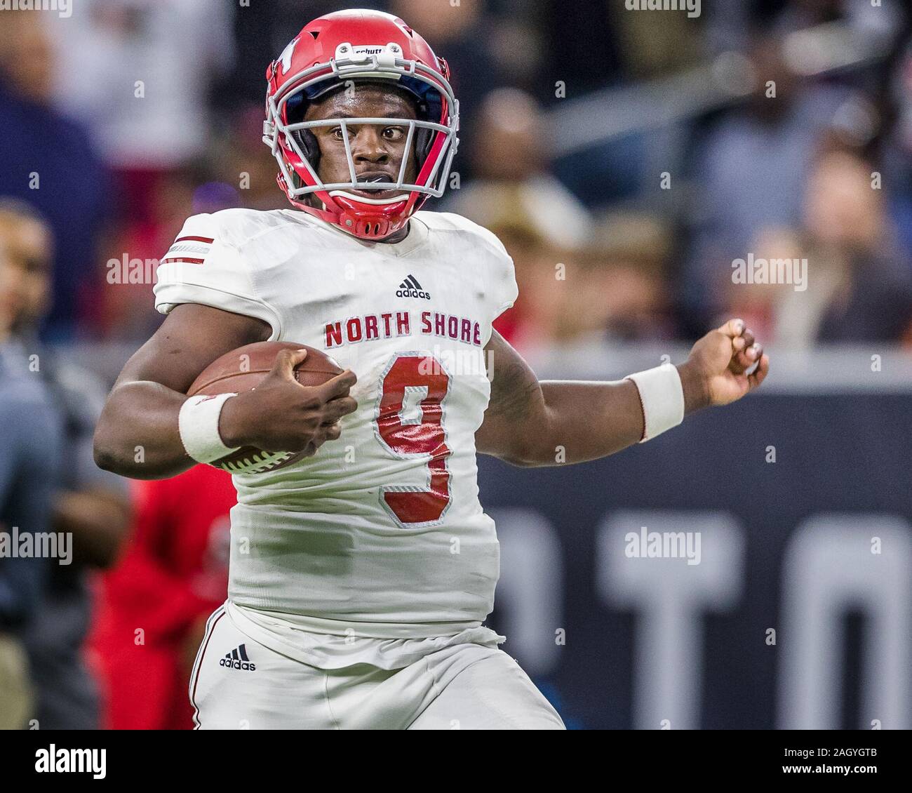 Houston, Texas, USA. 29 Nov, 2019. Les Mustangs de North Shore Parc galène quarterback Dematrius Davis (9) exécute pour un 40 verges au deuxième trimestre de l'Université du Texas de la Ligue interscolaire (UIL) Classe 6A Division 1 Région 3 jeu de demi-finale entre la rive nord du parc de la galène et les Mustangs Tigres Katy à NRG Stadium à Houston, Texas. Galena Park Rive Nord défait Katy 56-35. Prentice C. James/CSM/Alamy Live News Banque D'Images