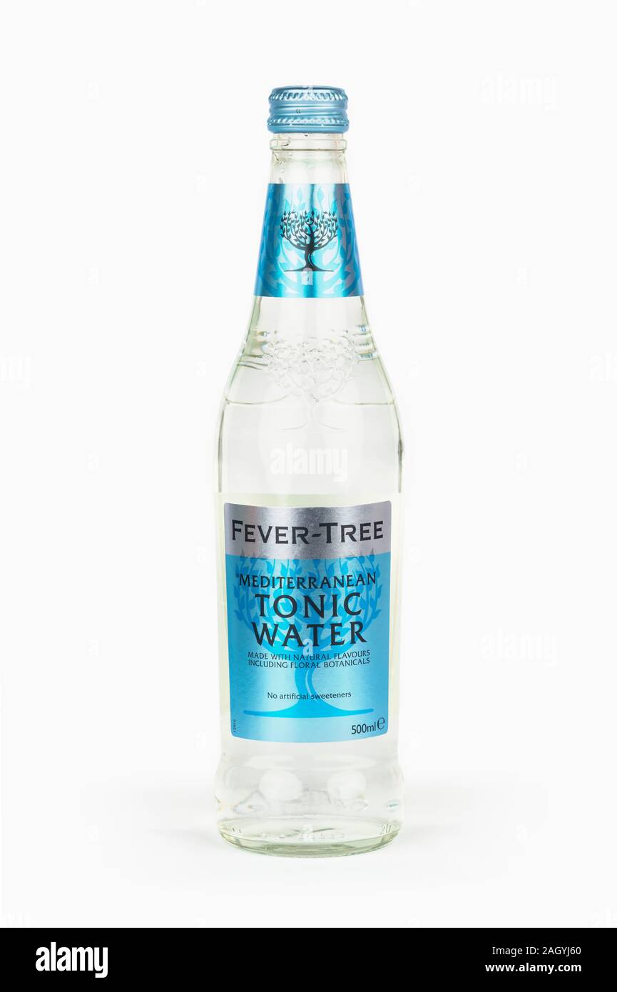 Une bouteille de l'eau tonique Fever-Tree tourné sur un fond blanc. Banque D'Images