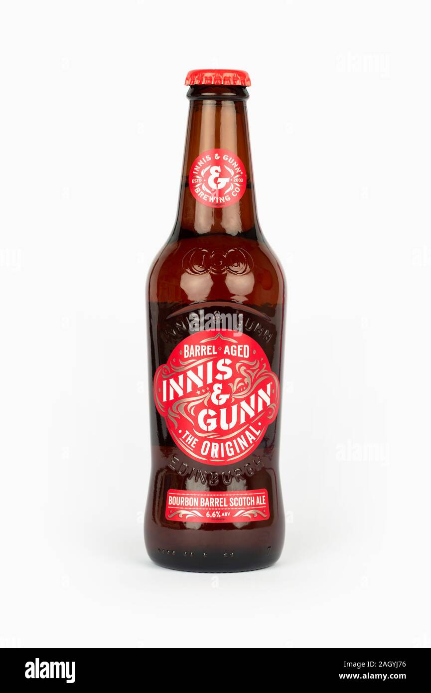 Une bouteille d'Innis & Gunn bourbon barrel scotch ale tourné sur un fond blanc. Banque D'Images