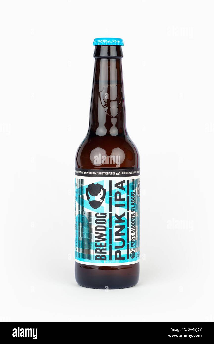 Une bouteille de Brewdog Punk IPA tourné sur un fond blanc. Banque D'Images