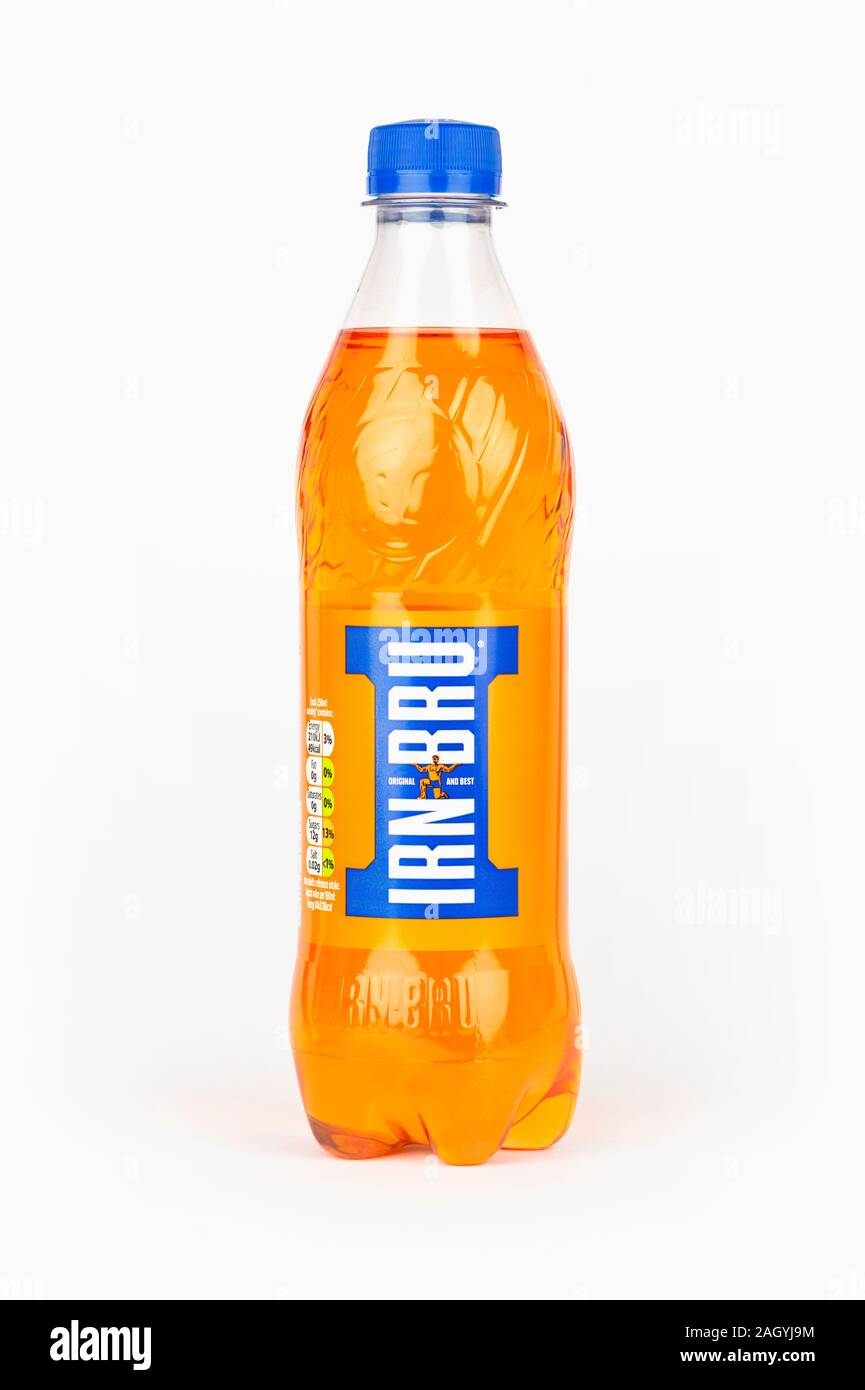 Une bouteille de Barr Irn Bru tourné sur un fond blanc. Banque D'Images