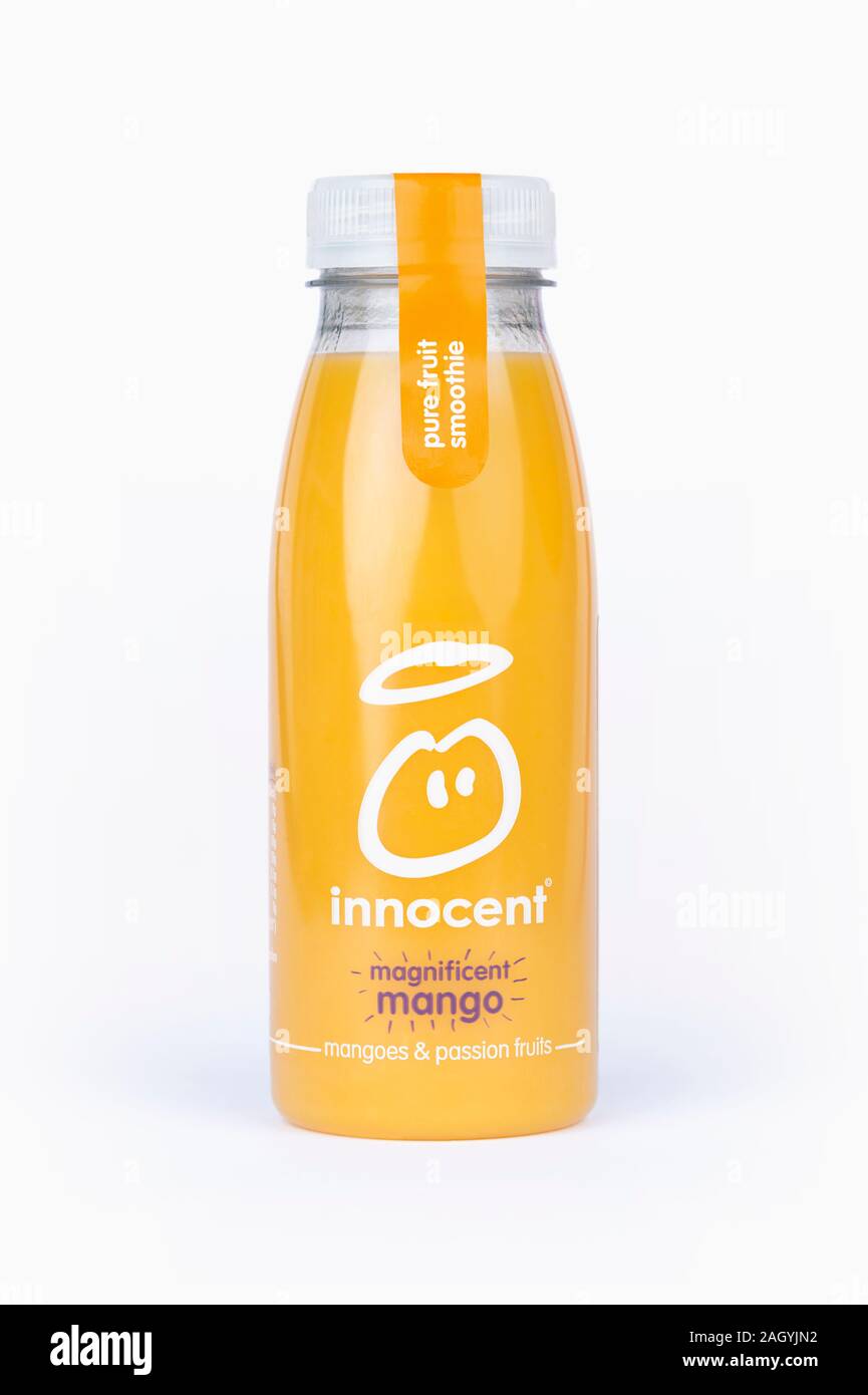 Une bouteille d'Innocent Smoothie mangue magnifique verre tourné sur un  fond blanc Photo Stock - Alamy