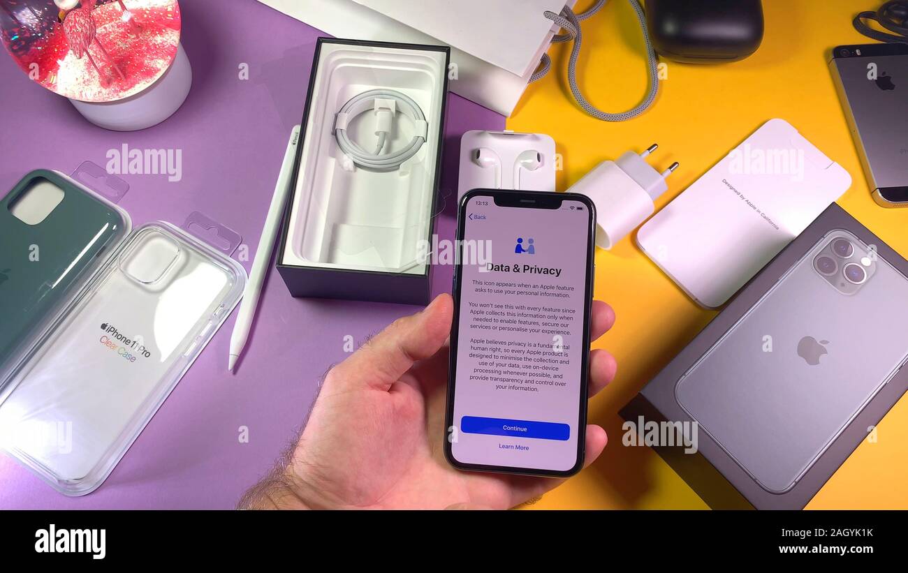 Paris, France - Sep 20, 2019 : man main unboxing déballage nouveau derniers  ordinateurs Apple iPhone 11 Pro