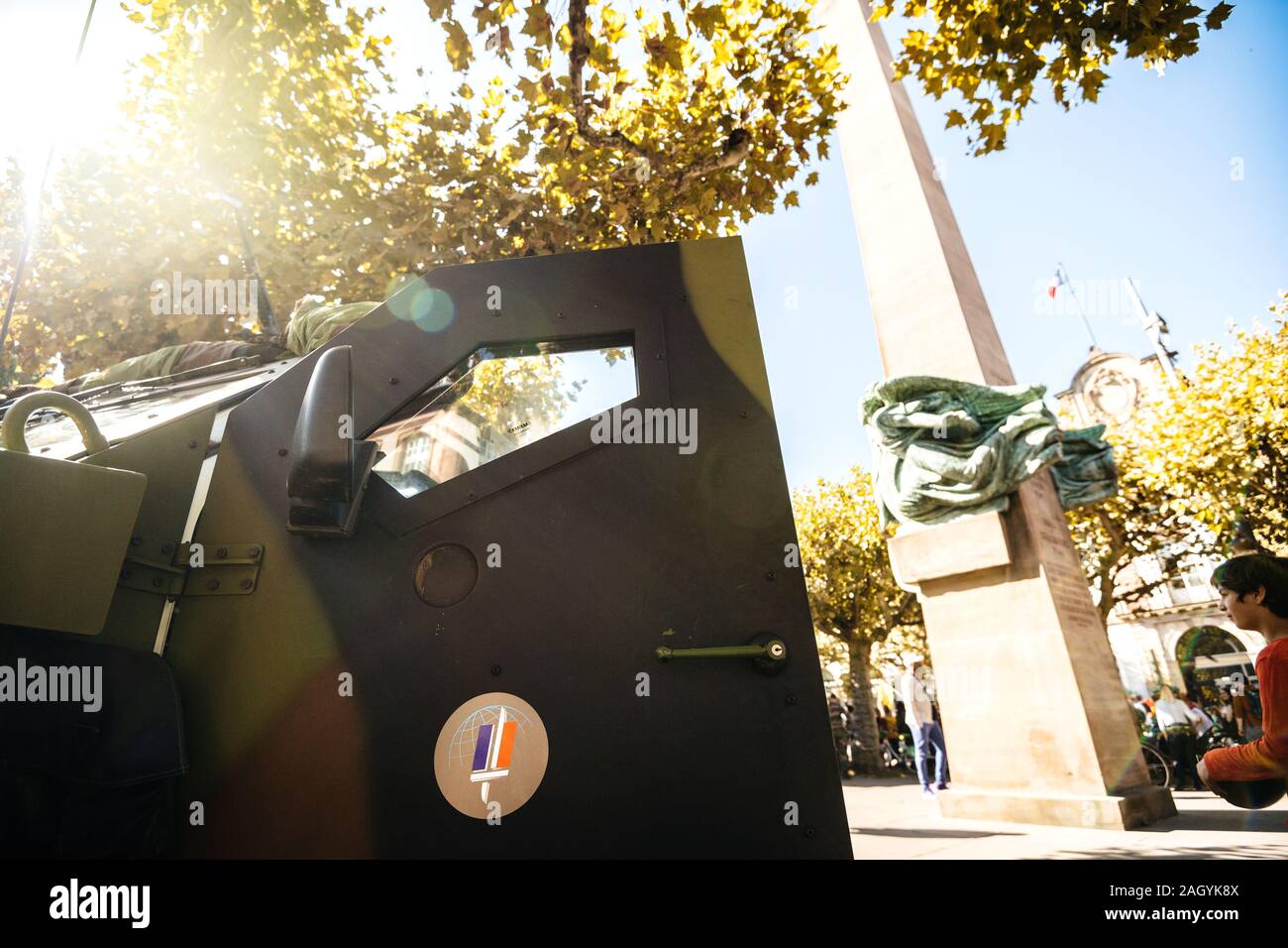 Strasbourg, France - Sep 21, 2019 : Porte avec logo de l'armée française petit véhicule protégé de véhicules blindés de combat d'infanterie fabriqué par Panhard Banque D'Images