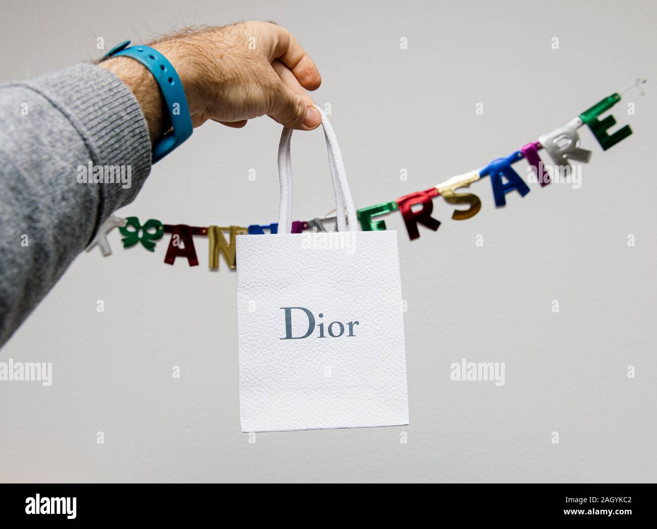 Paris France Nov 2 18 Man Hand Holding Nouveau Don De Christian Dior Sac En Papier Blanc Contre Joyeux Anniversaire Autocollant Sur Mur Photo Stock Alamy