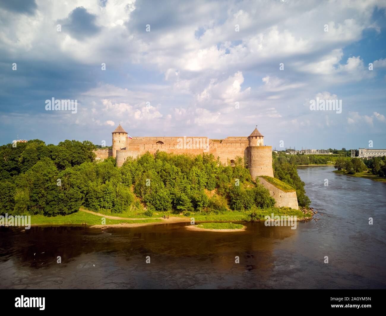 L'incroyable vue d'été de l'ancienne forteresse Ivangorod, en Russie, sur la rive de la Narva à partir du château de Narva en Estonie. Copy space Banque D'Images