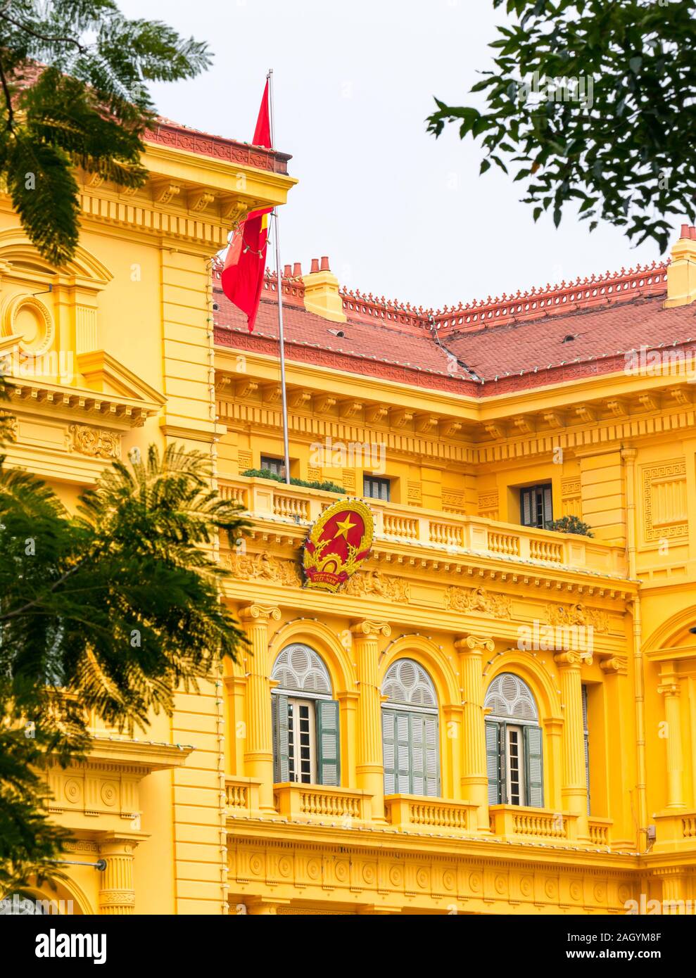Le régime colonial français ancien Palais du Gouverneur général d'Indochine, maintenant Palais Présidentiel bâtiment jaune, Ho Chi Minh mausolée complexe, Hanoï, Vietnam, Asie Banque D'Images